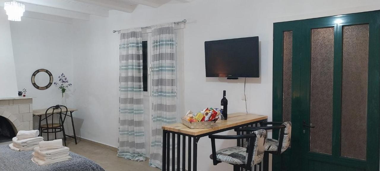 Lovely Studio In Strinilas With Its Own Pool Eksteriør bilde