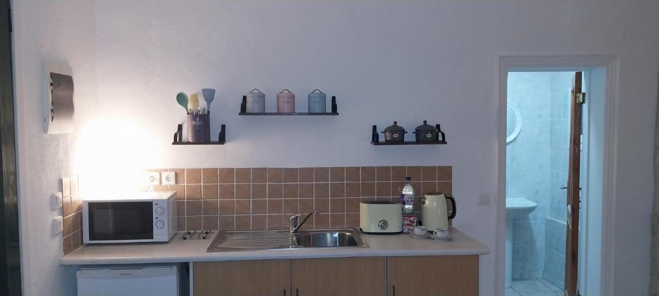 Lovely Studio In Strinilas With Its Own Pool Eksteriør bilde